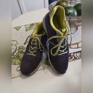 Women's Vionic Emerald Athletic Orthaheel Size 8.5 Gray yellow